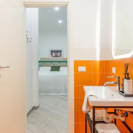 Lovely And Tiny Pied-a-terre In The Center Apartment *